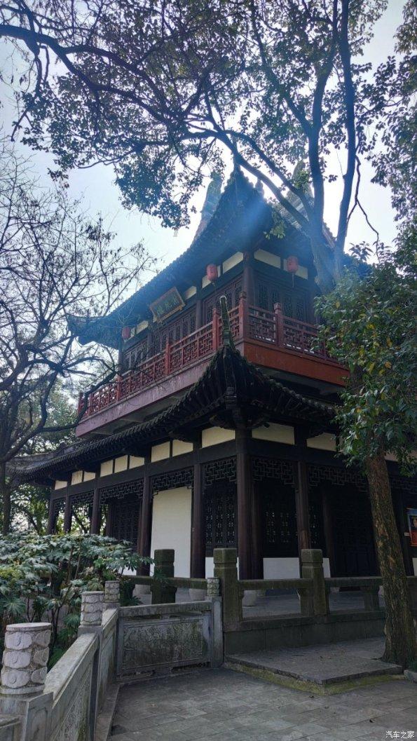 晨意帮忙丨百万保时捷保养时被撞车主索赔5万,4S店只愿送两次保养?